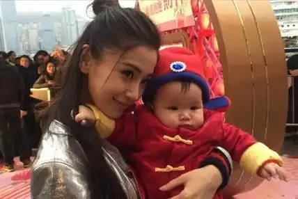 baby儿子近照太帅了,眼睛大鼻子直,脸型最像黄晓明