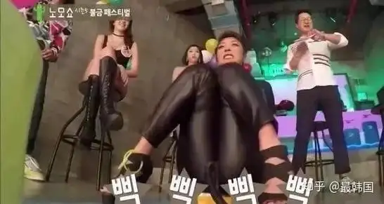 是一档韩国深夜成人节目,节目中模特们穿着低胸韩服玩"人肉哑铃"游戏.