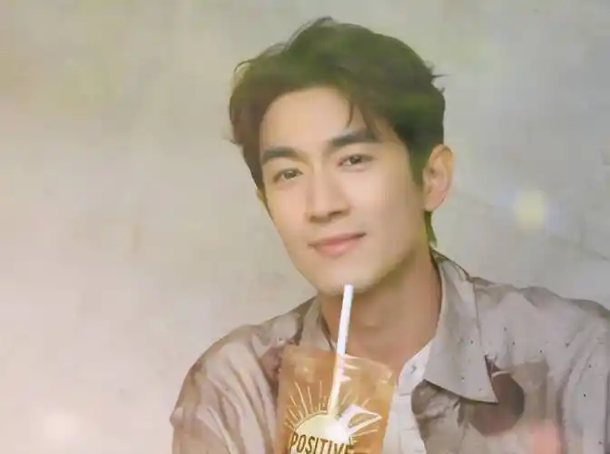 林更新回老家吃烧烤,与朋友三人喝一箱啤酒,非主流发型好显老!