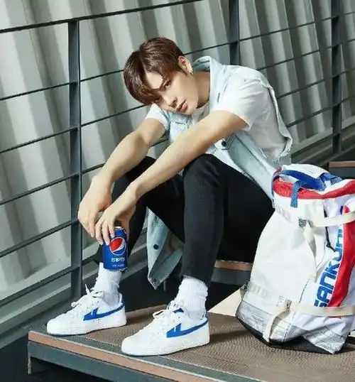 ( 王嘉尔上脚的回力x百事联名款,设计也很清新 )