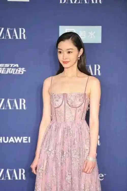 原创宋轶虽然不丰满穿吊带连衣裙却勒出副乳不过开高叉还是很性感