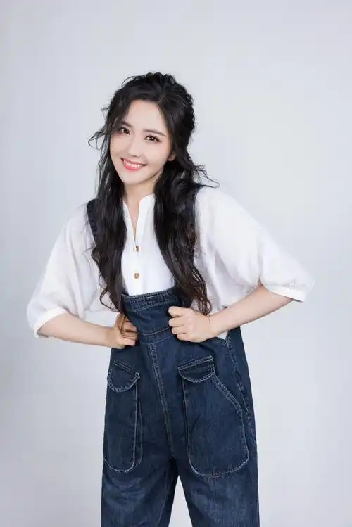 王艺瑾牛仔背带裤##王艺瑾超级马里奥同款穿搭