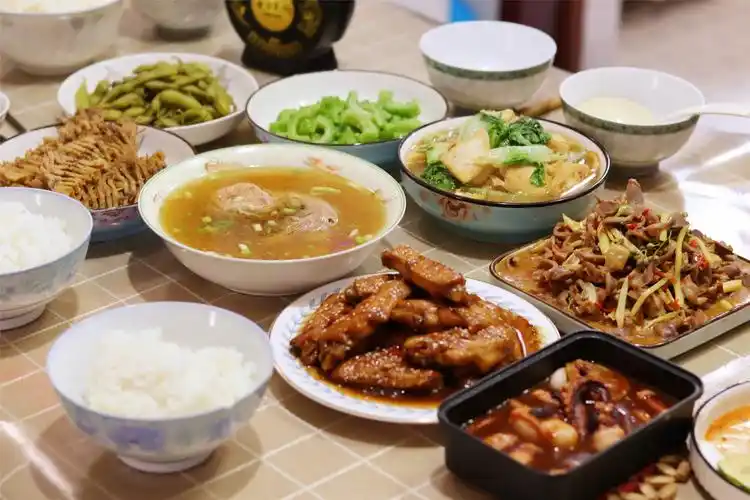 郑州一家6口的午餐,7菜1汤,吃得不精致,一家人团聚就是幸福