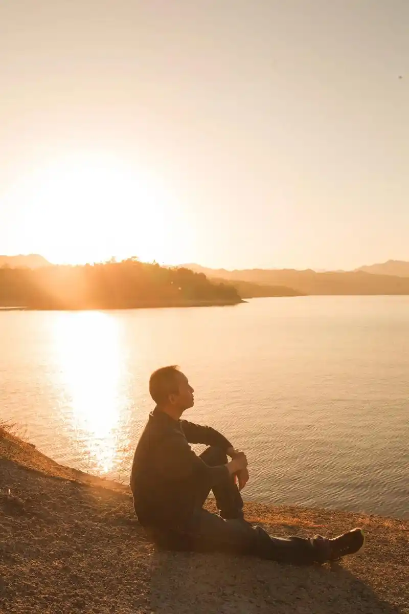 夕阳下的背影 #光终究会洒在你身上 #落日余晖映晚霞一抹夕 - 抖音