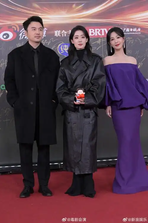 热辣滚烫剧组带假玲走红毯##雷佳音张小斐杨紫带贾玲玩偶走红毯