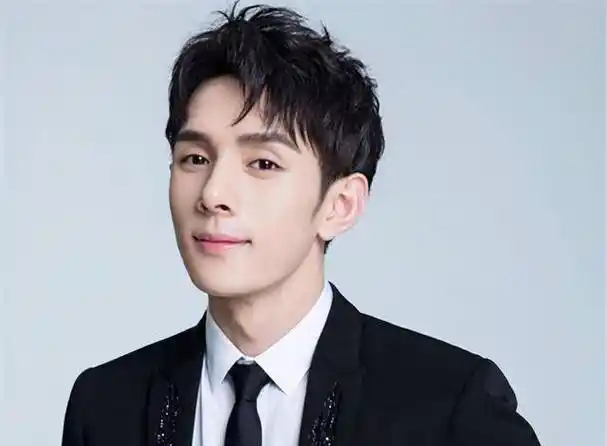 李佳琦年赚2亿上海买房,父亲却在工地开车,直言:不用他一分钱_化妆品