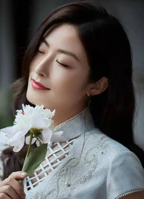 徐百慧,原名徐百卉,1983年生,吉林长春人,典型的东北