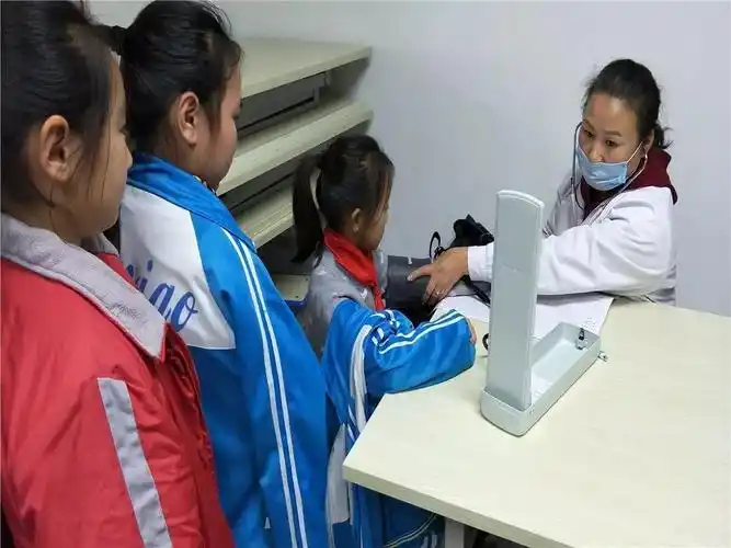 古城校园健康第一快乐成长西门大街小学学生体检活动