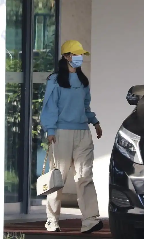 赵丽颖认真过冬翻领外套搭绿色围巾温暖减龄用手挡脸太可爱