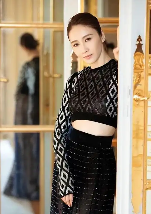 50岁黎姿坐轮椅身体引担忧左腿僵硬疑受伤行动不便仍坚持工作