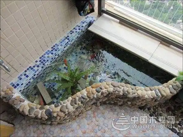 一组阳台自建鹅卵石鱼池效果图片展示