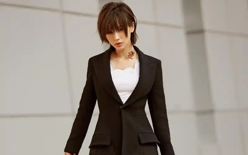 王子文干练迷人黑色西装时尚街拍桌面壁纸