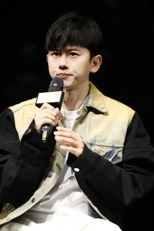 张杰出演话剧曾经如是