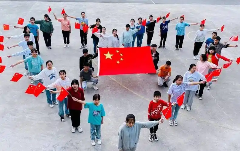 我跟国旗照个相,看,咸丰青年晒出浓浓爱国情!