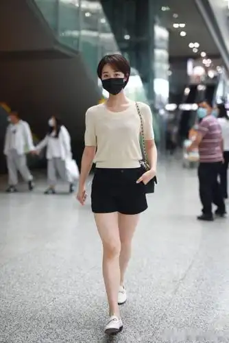 街拍蓝盈莹米色针织短袖黑色超短裤乐福鞋优雅干练