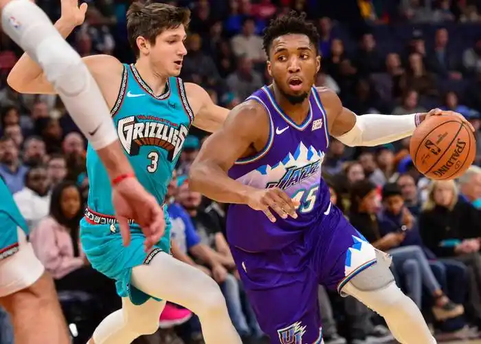 犹他爵士的三分球和团队配合让他们在比赛中占据了优势,而孟菲斯灰熊