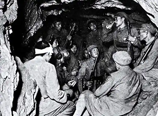 面对上甘岭遍地敌尸,为活命8连4班提出大胆想法,最后全员生还