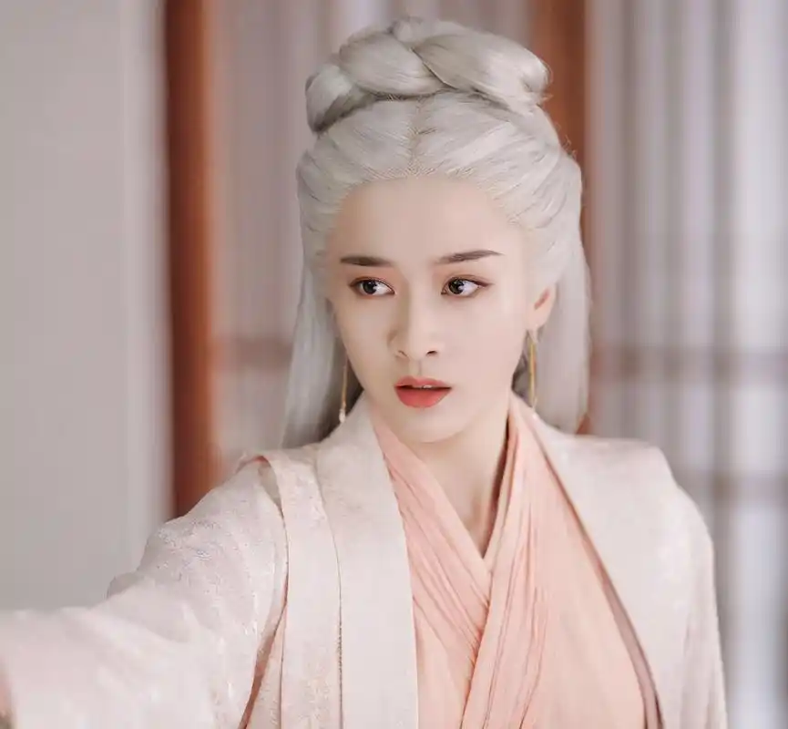 尝试过白发造型的4位女明星,每一位都非常惊艳,你喜欢哪个