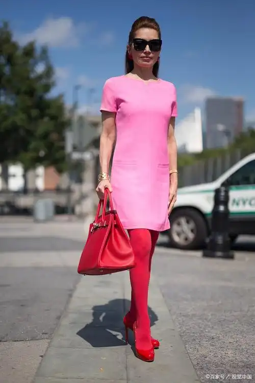 小恋说时尚:粉色高跟鞋搭配什么颜色的丝袜好看?