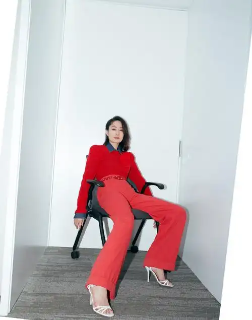 刘敏涛果然是高调了,红色斜肩长裙高开叉,配红色高跟鞋明艳霸气_血色