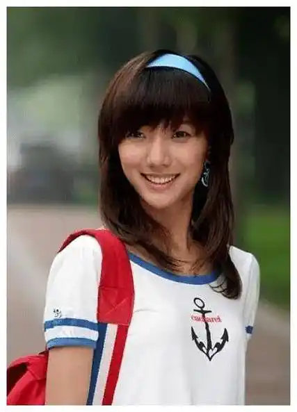 40岁王珞丹晒一家四口照被网友嘲笑丑妈妈姐姐风采依旧