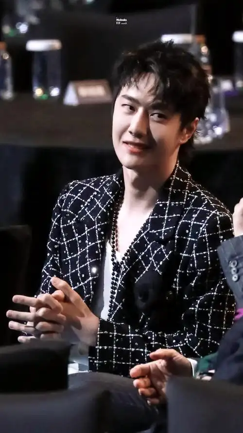 王一博超话补一下今晚@uniq-王一博#王一博 爱奇艺尖叫之夜#74#王