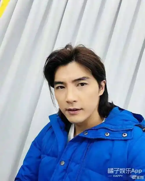 还记得爱上查美乐的男主贺军翔吗他因为孩子口碑大崩