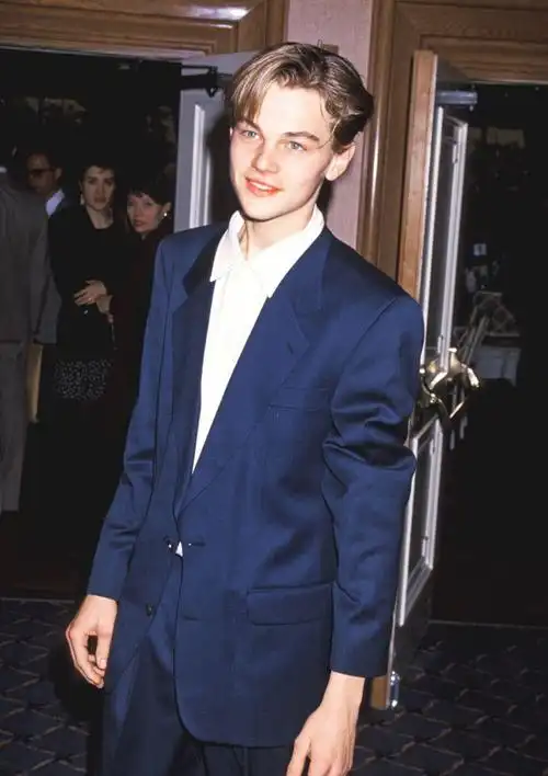 这里一定要有小李子的神颜~美式西装在版型设计上,大多是h型造型,对