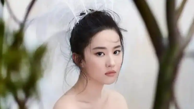 刘亦菲干爹新恋情曝光?带妙龄女子买首饰,曾和小30岁女星谈恋爱