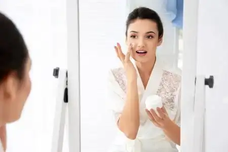 女性涂面霜图片