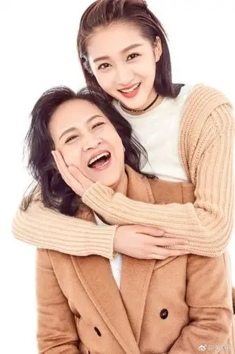 关晓彤全家照曝光背景大到不像话难怪鹿晗看上她敢打女明星