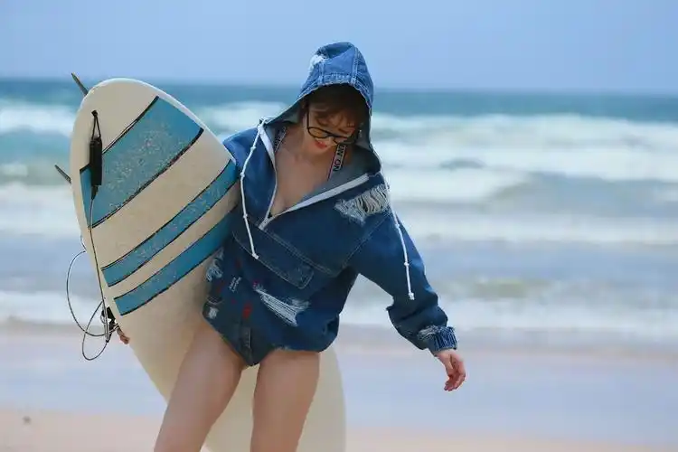 张俪沙滩冲浪大片