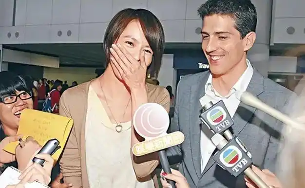 七年情逝,梁咏琪选择在2011年嫁给认识半年的西班牙富商老公sergio