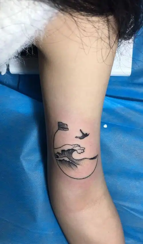 水波激荡  一跃而起纹身图片