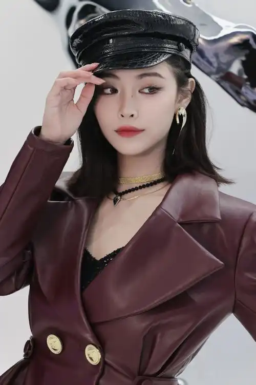 许佳琪甜酷皮衣短裙##许佳琪复古皮质海军帽