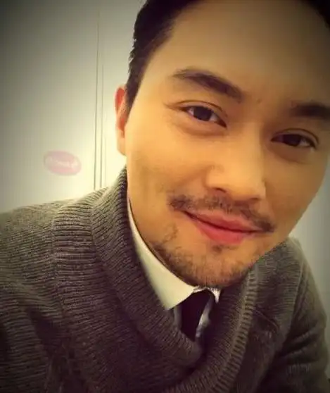 但是看到张智霖的自拍照这清晰的头像中可以看出张智霖又开始了玩的