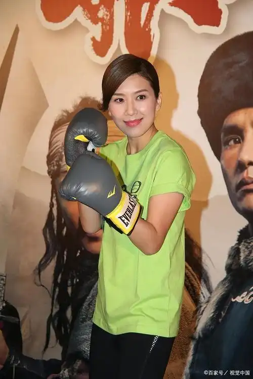 黄智雯素颜拍水戏,网友惊叹:不输化妆的美!