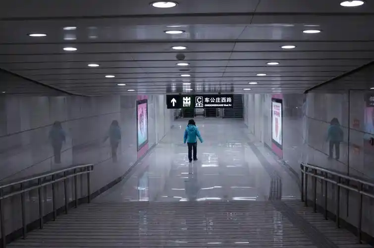 上一张 下一张 一个人的地铁站  好像舞台 描述描述 相册的描述