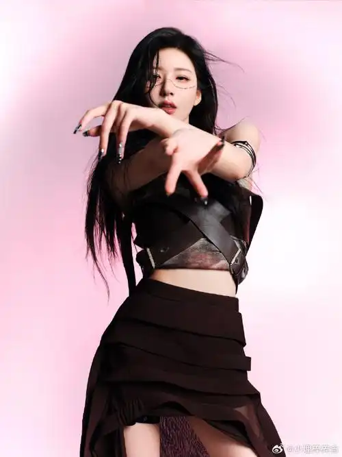 赵露思女团风#成都辣妹来咯~是又酷又辣的露思呀昨晚舞台全程高能