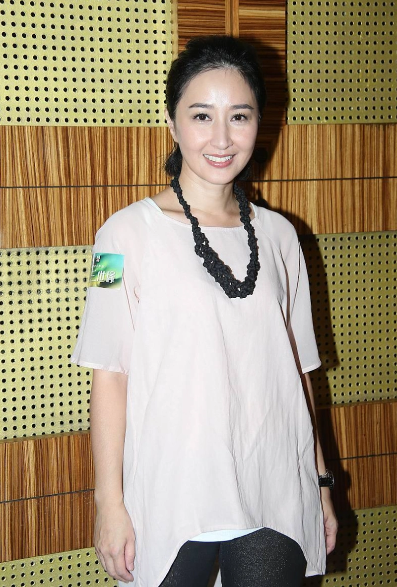 原创还是香港老牌女星耐看30年前的关咏荷和现在精致的五官无变化