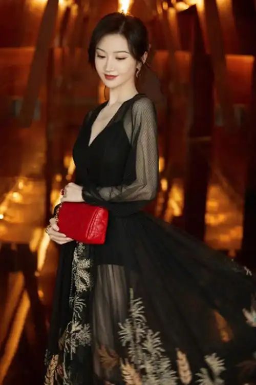 景甜红毯造型好惊艳!一身黑纱百花刺绣礼服效果优雅动人|名门泽佳