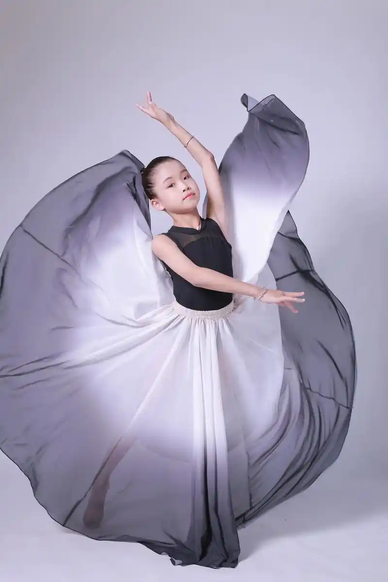 热爱舞蹈的小女孩