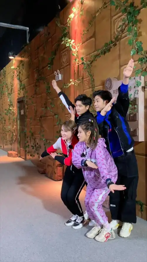 论:四个人应该如何摆造型?x!