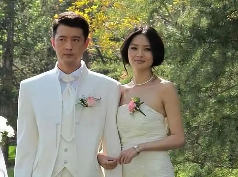 有种"整容"叫于明加结婚,老公胡俊变化不大,她却像变了一个人