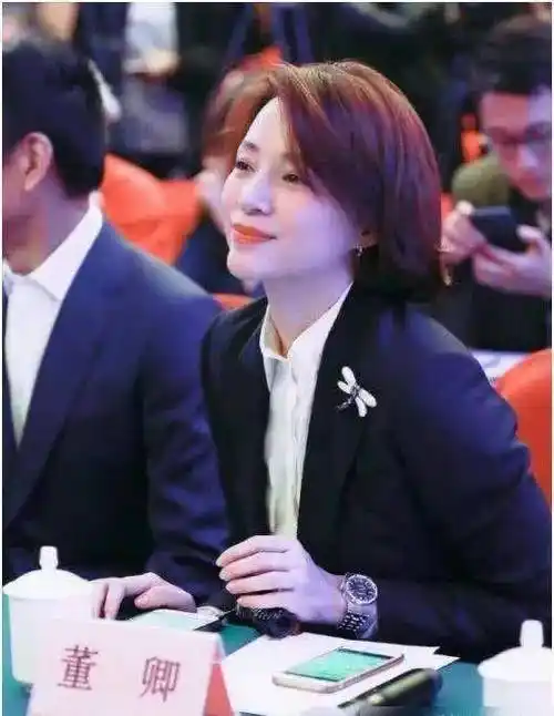 原创曾是电视名嘴弃发妻让董卿痴恋5年现娶小20岁娇妻他凭啥