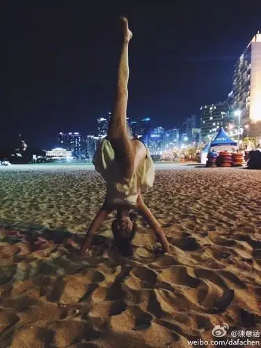 她全球晒倒立,谈40多个男朋友,被小三遇渣男遭劈腿,如今又恋爱了!