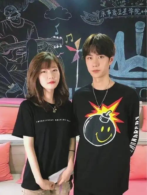 王一博早期与素人合照##王一博夹棒棒糖棍旧照