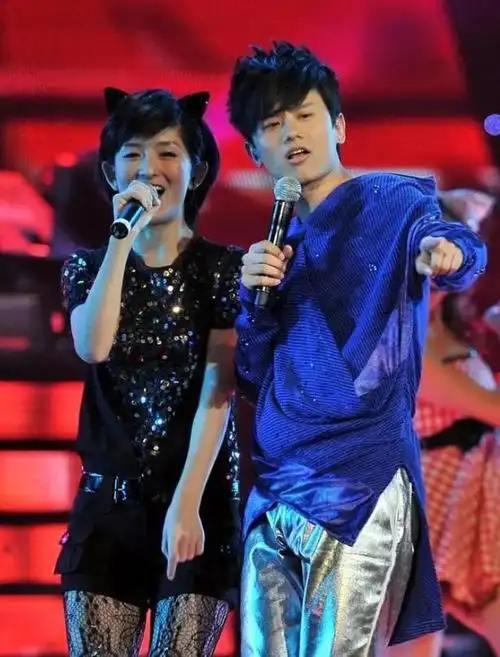 张杰晒结婚12周年合照,庆祝"丝婚"甜撒糖,抚摸谢娜头发超宠溺