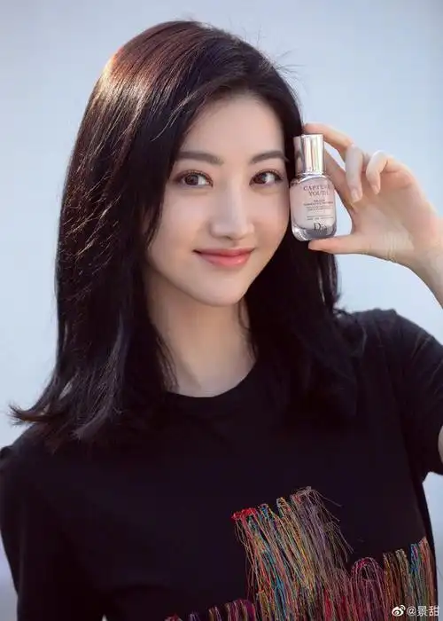 31岁景甜晒最新美照穿黑色t恤配牛仔裤美出了新高度