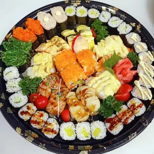 台风天预订寿司拼盘各种大小寿司盘